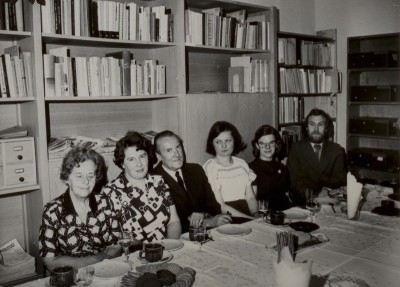 Jubileusz XX-lecia Oddziału Poznańskiego Archiwum PAN - maj 1976 r. Na zdjęciu od lewej: Danuta Sambergerowa, Halina Zubalowa, prof. Zygmunt Kolankowski, dr Anna Marciniak, Maria Adamczewska, mgr Jacek Latzke