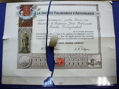 Dyplom członka Fińskiego Towarzystwa Prehistorycznego w Helsinkach (1926) przed konserwacją